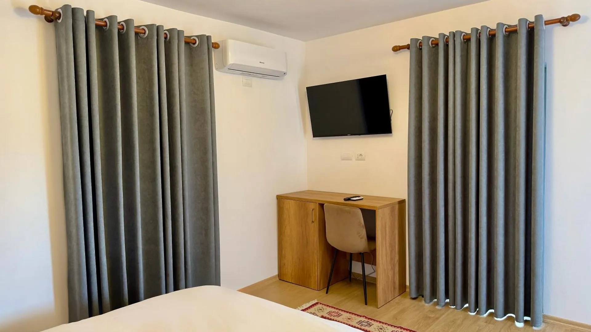 Hotel Mimani Stone House Roshnik Affittacamere