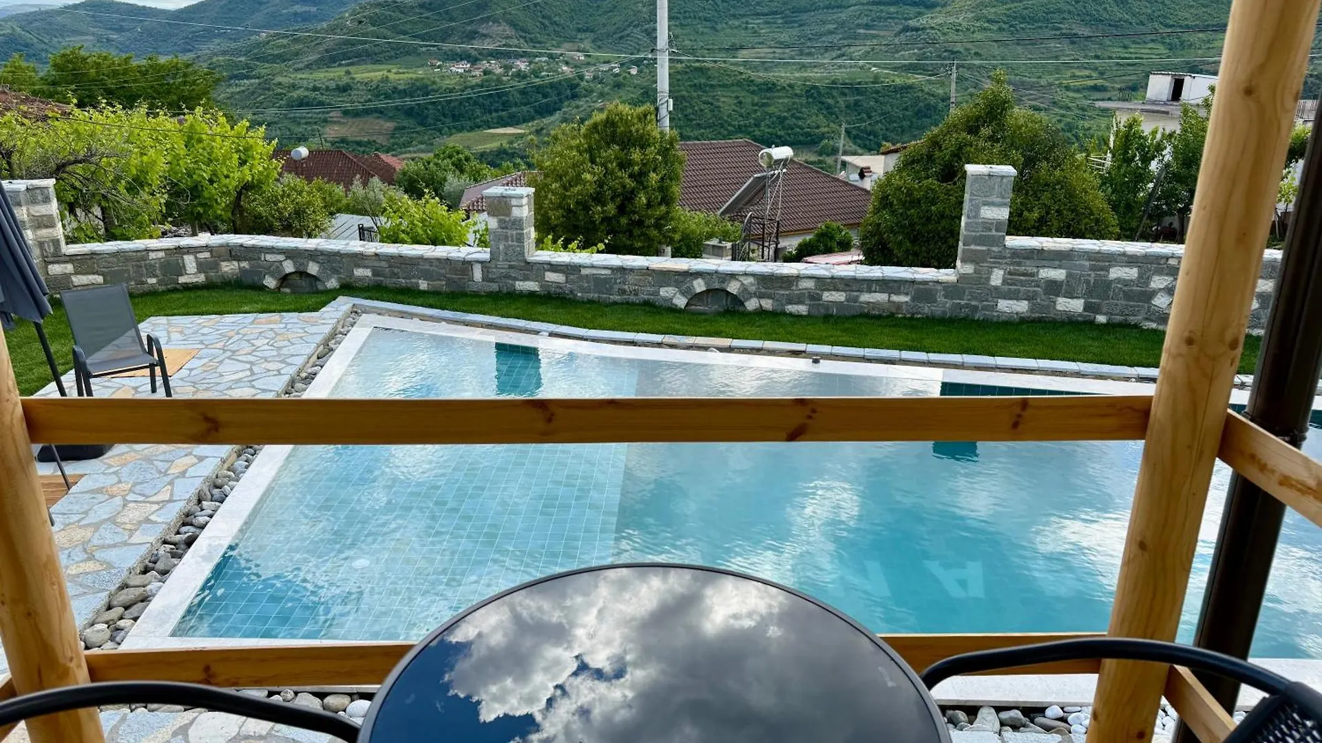 Hotel Mimani Stone House Roshnik