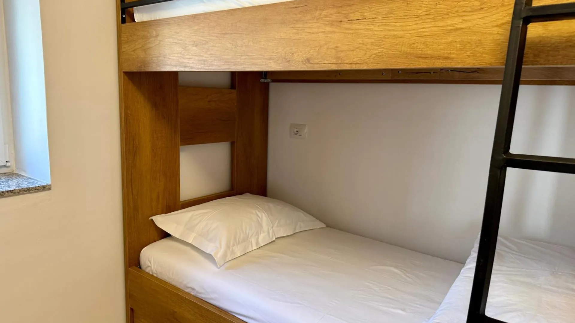 Hotel Mimani Stone House Roshnik Affittacamere